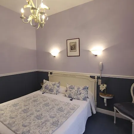 Chopin Hotel 2*